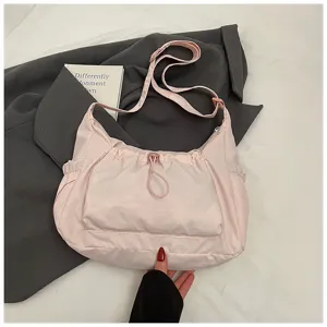 Roze nylon schoudertas met trekkoordsluiting en grote capaciteit voor dagelijks gebruik.