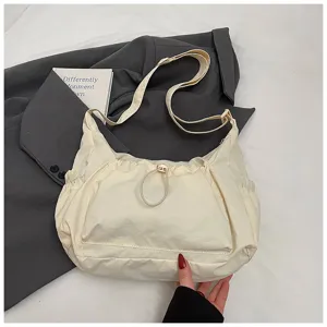 Casual witte nylon schoudertas met trekkoord voorzak en verstelbare band voor dagelijks gebruik.