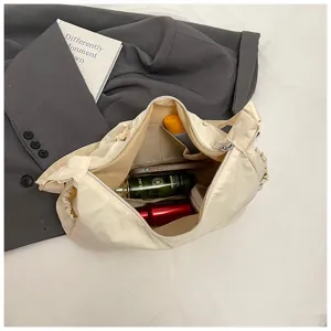 Open beige nylon schoudertas met ruime binnenkant en praktische opbergdetails voor dagelijks.