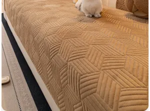 Vue détaillée de la housse de canapé en velours texturé camel, jolie déco élégante.
