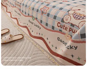 Chenille bankhoes deken met schattig puppy patroon en franjes woonkamer decor detail.