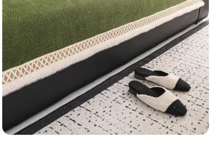 Grüner Chenille Sofabezug Detail, Fischgrätmuster mit Plüschrand, elegante Heimdekoration.