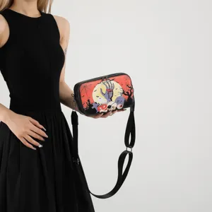 Halloween schoudertas voor dames, trendy crossbody tas met griezelig schedel en pompoen print.