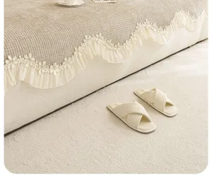 Housse de canapé chenille style français avec frange en dentelle, protection beige antidérapante.