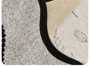 Primo piano dettagliato del tessuto del cuscino del divano con retro antiscivolo e bordo nero.