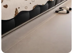 Λεπτομέρεια κάλυμμα καναπέ από σενίλλη με μοτίβα από καφέ καρδιές και πεταλούδες.
