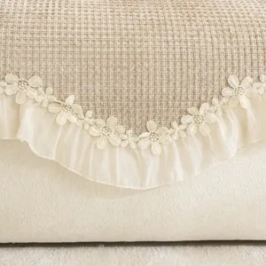 Housse de coussin de canapé en chenille française avec bordure en dentelle élégante.