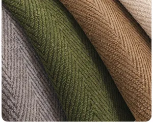 Detaillierte Nahaufnahme von französischem Luxus-Chenille-Sofakissenstoff mit feiner Textur.