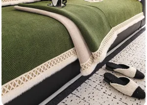 Französischer grüner Chenille-Sofabezug, Fischgrätmuster mit Plüschrand, elegante Dekoration.