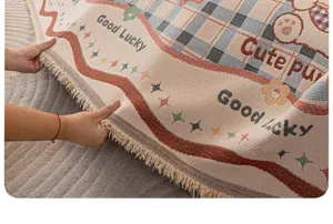 Chenille bankhoes close-up met geruit patroon, schattig puppy-ontwerp en franjeranden.