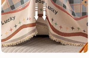 Chenille bankhoes met klassiek ruitpatroon en franjedetails, geschikt voor alle seizoenen.