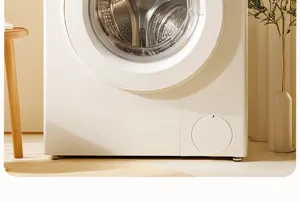Gedetailleerd uitzicht op een moderne witte voorlader wasmachine in een schone woning.