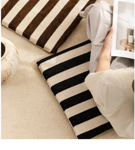 Coussin d'assise rayé confortable pour chaise et déco d'intérieur, tissu doux et moelleux.