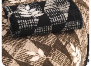 Close-up van retro pluche bankkussen met zachte konijnenvachttextuur en vintage patroon.