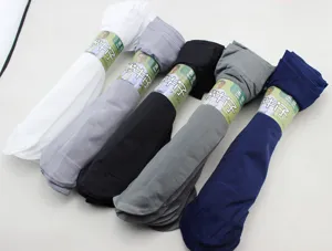 Nahaufnahme der ultrafeinen Herrensocken in praktischen Bündeln mit Mehrfarbenauswahl.