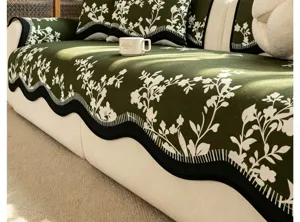 Detalle de funda de sofá floral verde vintage, funda de cojín de estilo retro elegante primer plano.