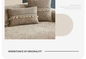 Housse de coussin de sofa minimaliste japonaise avec texture tissee et pompons chic.