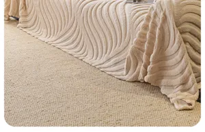 Beige pluche bankdeken met golvend patroon, gezellig herfst en winter interieur detail.