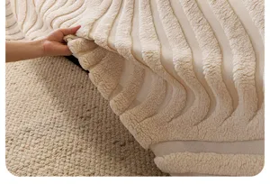 Detailopname van dikke pluche sofadeken met zachte gestreepte textuur voor gezellige winter.