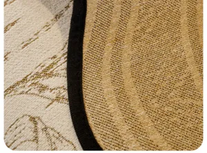 Vue de detail du coussin de canape en chenille, tissu texture et belle bordure noire.