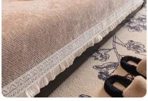 Gros plan de housse de canapé en chenille avec bordure en dentelle blanche, texture douce, déco.