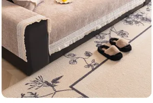 Vue détaillée du coussin de canapé en chenille avec bordure en dentelle et dos anti-dérapant.