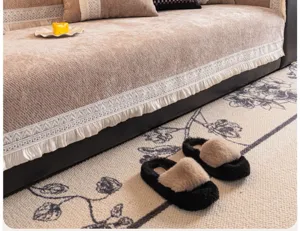 Housse de canapé en chenille confortable avec bordure en dentelle, couleur chaleureuse.