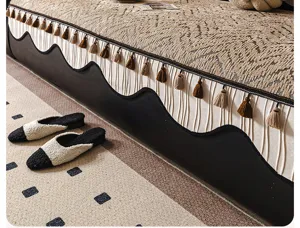 Chenille bankhoes detail, gestructureerde stof met elegante kwastjes en stijlvolle zwarte rand.