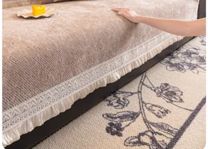 Gros plan détail d'un coussin de canapé en chenille douce avec bordure en dentelle blanche.