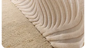 Close-up detailopname van beige pluche sofadekking textuur, zachte stofweving display.