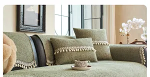 Vue détaillée du coussin de canapé texturé vert minimaliste japonais avec franges élégantes.