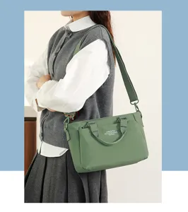 Sac à bandoulière en nylon détail montrant plusieurs poches et grande capacité design.