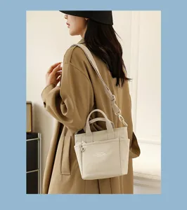Vue détaillée du sac bandoulière en nylon décontracté porté, avec poche et sangle.