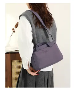 Découvrez notre sac à bandoulière décontracté en nylon, multi-poches et grande capacité pour tous.