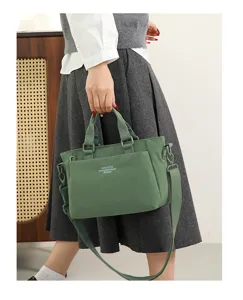 Sac à bandoulière décontracté en nylon vert pour femme, cabas fourre-tout spacieux multi-poches.