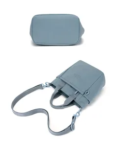 Sac bandoulière en nylon bleu pour femme style décontracté pour les voyages quotidiens.