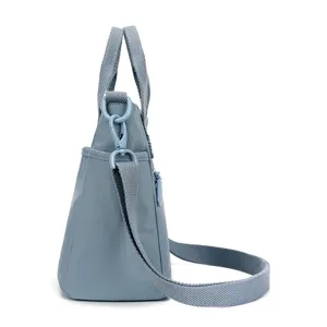 Vue latérale détaillée du sac bandoulière décontracté en nylon imperméable léger pour les déplacements.