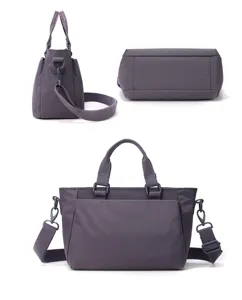 Vue sous plusieurs angles d'un sac bandoulière en nylon décontracté avec de grandes poches.