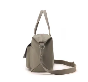 Détail de vue latérale du sac bandoulière en nylon gris, montrant la bandoulière et poche.