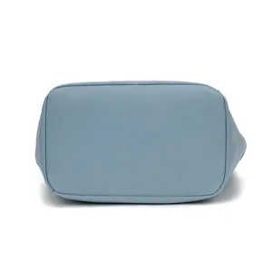 Détail du fond de sac cabas décontracté en nylon bleu clair, fourre-tout imperméable.
