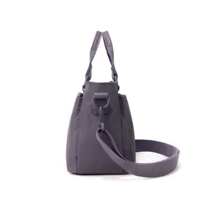 Gros plan détaillé de la sangle du sac en nylon, des ferrures métalliques et du tissu.