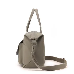 Vue détaillée latérale d'un sac fourre-tout en nylon pour les trajets quotidiens.