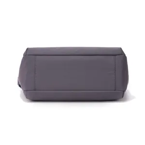 Vue détaillée du fond du sac de loisirs en nylon avec des coutures soignées et solides.