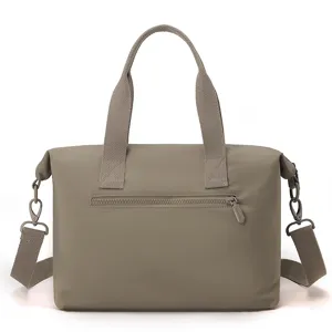 Vue detaillee du sac cabas en nylon leger avec bandouliere pour voyage et travail.