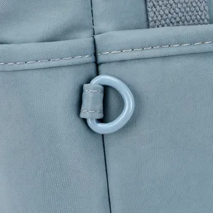 Vue detaillee du sac en nylon leger et impermeable avec coutures renforcees et anneau en D.
