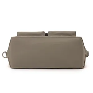 Vue détaillée du sac cabas bandoulière léger en nylon, spacieux sac de voyage taupe.