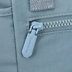 Vue détaillée de la fermeture éclair du sac en nylon, quincaillerie robuste et coutures fines.
