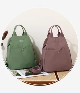 Vista dettagliata dello zaino in nylon casual e multifunzionale con doppi manici superiori.