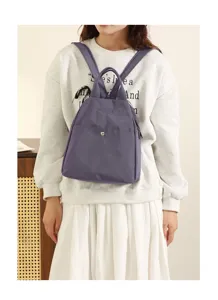 Zaino casual in nylon leggero e multifunzionale mostrato nel dettaglio quotidiano.