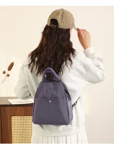 Vista di dettaglio del mini zaino viola casual che mostra lo stile e l'uso quotidiano.